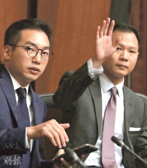 公民黨楊岳橋(左)斥是次釋法是「修法」,是在已有的法律上加上框框。該黨法律界議員郭榮鏗(右)批評,人大在104條中的「依法」二字大做文章,質疑其他條文是否都可以用「依法」無限僭建及擴大。(曾憲宗攝)有內地「護法」之稱的基本法委員會委員、北大法學院教授饒戈平昨在北大會見記者,稱個人認為,現時法律沒有規定梁頌恆、游蕙禎被取消資格後不能再參選。(鄭海龍攝) 公民黨楊岳橋(左)斥是次釋法是「修法」,是在已有的法律上加上框框。該黨法律界議員郭榮鏗(右)批評,人大在104條中的「依法」二字大做文章,質疑其他條文是否都可以用「依法」無限僭建及擴大。(曾憲宗攝)有內地「護法」之稱的基本法委員會委員、北大法學院教授饒戈平昨在北大會見記者,稱個人認為,現時法律沒有規定梁頌恆、游蕙禎被取消資格後不能再參選。(鄭海龍攝)
