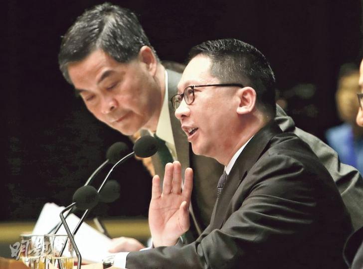 特首梁振英(左)聯同律政司長袁國強(右)、政務司長林鄭月娥和政制及內地事務局長譚志源一同召開記者會回應釋法問題。袁國強表示,釋法和司法獨立無矛盾,希望大家正面看釋法。(曾憲宗攝) 特首梁振英(左)聯同律政司長袁國強(右)、政務司長林鄭月娥和政制及內地事務局長譚志源一同召開記者會回應釋法問題。袁國強表示,釋法和司法獨立無矛盾,希望大家正面看釋法。(曾憲宗攝)
