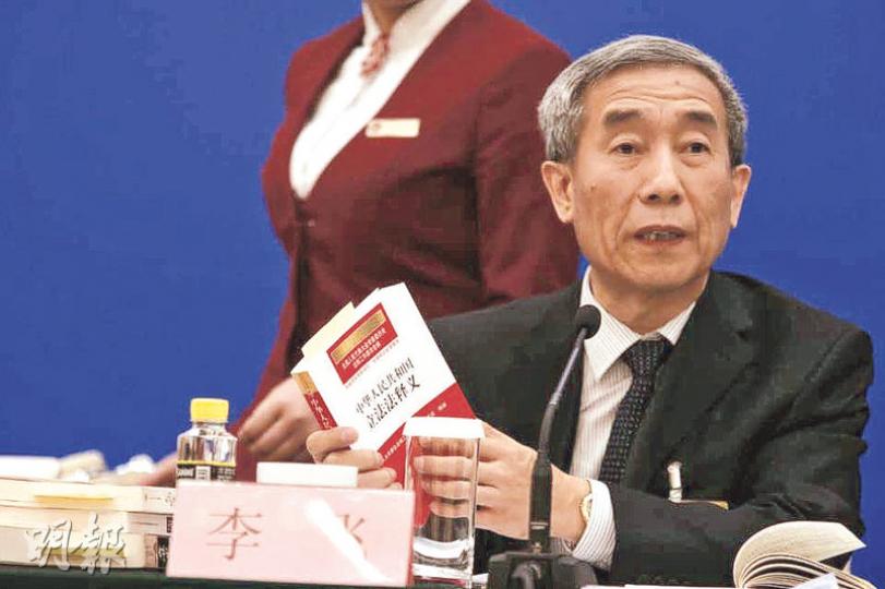 全國人大常委會副秘書長李飛昨在閉幕記者會上,攜帶5本書上台,更分別作記號,明顯有備而來。在談及人大釋法追溯力時,他拿起手中的《中華人民共和國立法法釋義》,指明在159頁有解釋。他攜帶的書還包括《香港史》、《大國較量:中歐關係與香港回歸親歷》等。(鄭海龍攝) 全國人大常委會副秘書長李飛昨在閉幕記者會上,攜帶5本書上台,更分別作記號,明顯有備而來。在談及人大釋法追溯力時,他拿起手中的《中華人民共和國立法法釋義》,指明在159頁有解釋。他攜帶的書還包括《香港史》、《大國較量:中歐關係與香港回歸親歷》等。(鄭海龍攝)