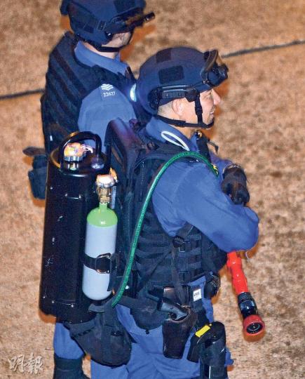 警方前晚試用的其中一款新型裝備,為以壓縮氣體推動的大筒裝胡椒噴劑,射程達20米,為一般警員配備的普通裝胡椒噴霧的10倍。(蘇智鑫攝)另一款試用的新款裝備為「胡椒球發射器」。槍尾橢圓形的是壓縮氣體樽,槍管頂部的腰果狀物體則為彈匣。(鍾林枝攝) 警方前晚試用的其中一款新型裝備,為以壓縮氣體推動的大筒裝胡椒噴劑,射程達20米,為一般警員配備的普通裝胡椒噴霧的10倍。(蘇智鑫攝)另一款試用的新款裝備為「胡椒球發射器」。槍尾橢圓形的是壓縮氣體樽,槍管頂部的腰果狀物體則為彈匣。(鍾林枝攝)