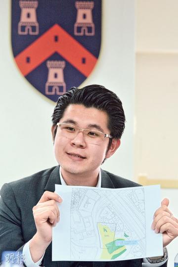 Mount Kelly近日不斷更改建校計劃,校董Martin Wong昨在記者會展示的規劃圖,聲稱首期校舍佔地3萬平方呎,整個校舍佔地7.8萬平方呎。校方發言人表示,首期校舍包括一座教學大樓及休憩地。(楊柏賢攝) Mount Kelly近日不斷更改建校計劃,校董Martin Wong昨在記者會展示的規劃圖,聲稱首期校舍佔地3萬平方呎,整個校舍佔地7.8萬平方呎。校方發言人表示,首期校舍包括一座教學大樓及休憩地。(楊柏賢攝)