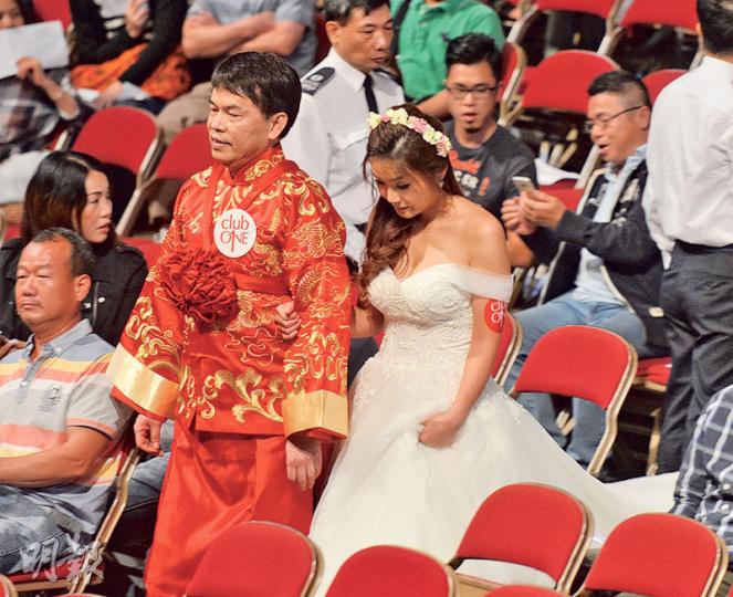 穿上中式馬褂的會所1號行政總裁黃復華(左)與穿婚紗的模特兒到場,競投維園年宵最大的快餐攤位,過程中有另外兩名女士加入競價,經56口叫價後,黃復華終以82萬元投得攤位。(黃志東攝)一連3日的維園年宵攤位競投昨日開鑼,攤位底價較去年上升約3%,其中有濕貨檔的中標價達83,200元,較底價高出近7倍。(黃志東攝) 穿上中式馬褂的會所1號行政總裁黃復華(左)與穿婚紗的模特兒到場,競投維園年宵最大的快餐攤位,過程中有另外兩名女士加入競價,經56口叫價後,黃復華終以82萬元投得攤位。(黃志東攝)一連3日的維園年宵攤位競投昨日開鑼,攤位底價較去年上升約3%,其中有濕貨檔的中標價達83,200元,較底價高出近7倍。(黃志東攝)