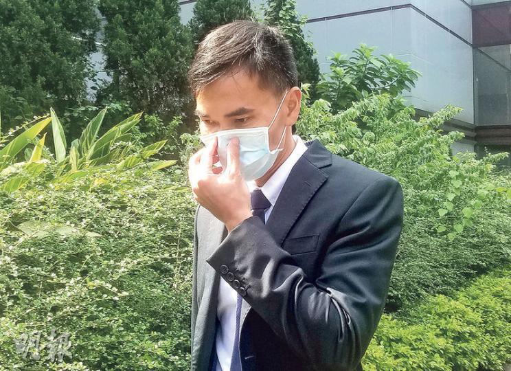 涉於休班時襲擊司機的警員陳汝輝(圖)昨獲判無罪,他戴上口罩離開法院。(鄧力行攝) 涉於休班時襲擊司機的警員陳汝輝(圖)昨獲判無罪,他戴上口罩離開法院。(鄧力行攝)