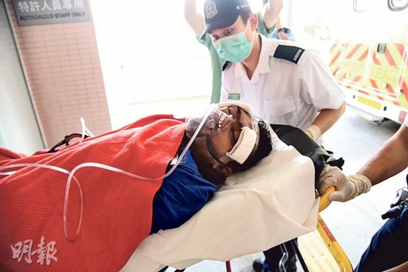 疑索煙不遂與人起糾紛南亞漢,遭港男毆至重傷昏迷,由救護車送院救治。(林智傑攝) 疑索煙不遂與人起糾紛南亞漢,遭港男毆至重傷昏迷,由救護車送院救治。(林智傑攝)