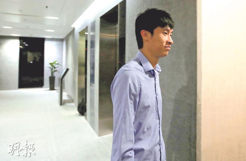 青年新政梁頌恆於昨晚6時半到其立法會議員辦公室,未有回應釋法事件。(曾憲宗攝)立法會議員朱凱廸(左起)、劉小麗和羅冠聰昨會見記者回應釋法,羅反問釋法後「是不是任何議員講平反六四、結束一黨專政都有可能被視為是不真誠地宣誓」。被問到會否擔心議席被波及,劉稱釋法不止影響一個半個議席,而是關乎立法會自主。(曾憲宗攝) 青年新政梁頌恆於昨晚6時半到其立法會議員辦公室,未有回應釋法事件。(曾憲宗攝)立法會議員朱凱廸(左起)、劉小麗和羅冠聰昨會見記者回應釋法,羅反問釋法後「是不是任何議員講平反六四、結束一黨專政都有可能被視為是不真誠地宣誓」。被問到會否擔心議席被波及,劉稱釋法不止影響一個半個議席,而是關乎立法會自主。(曾憲宗攝)