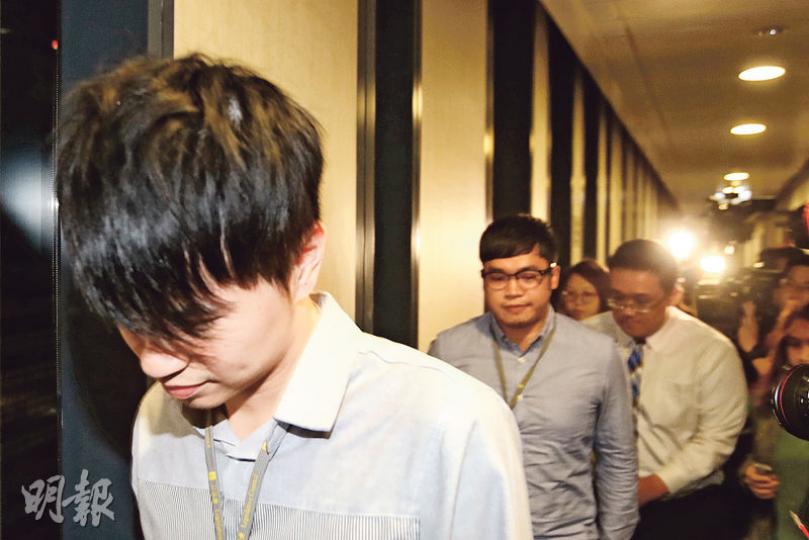 青政梁頌恆及游蕙禎的4名議員助理(圖左起4人)昨晚約8時離開議員辦公室,到同層的洗手間,4人其後與梁、游在昨晚約9時離開立法會大樓。圖中第二人為梁頌恆的助理、本民前前成員李東昇。(曾憲宗攝)立法會秘書處職員昨下午3時許到梁、游兩人辦公室拍門,當時無人回應,職員把要求青政議員助理離開大樓的通知書放在地下門縫。(楊柏賢攝)立法會保安員在昨下午5時到梁、游的議員辦公室拍門,游蕙禎曾開門回應,當保安員要求他們的兩名助理離開,游指保安員提及的兩人不在辦公室內。(楊柏賢攝) 青政梁頌恆及游蕙禎的4名議員助理(圖左起4人)昨晚約8時離開議員辦公室,到同層的洗手間,4人其後與梁、游在昨晚約9時離開立法會大樓。圖中第二人為梁頌恆的助理、本民前前成員李東昇。(曾憲宗攝)立法會秘書處職員昨下午3時許到梁、游兩人辦公室拍門,當時無人回應,職員把要求青政議員助理離開大樓的通知書放在地下門縫。(楊柏賢攝)立法會保安員在昨下午5時到梁、游的議員辦公室拍門,游蕙禎曾開門回應,當保安員要求他們的兩名助理離開,游指保安員提及的兩人不在辦公室內。(楊柏賢攝)