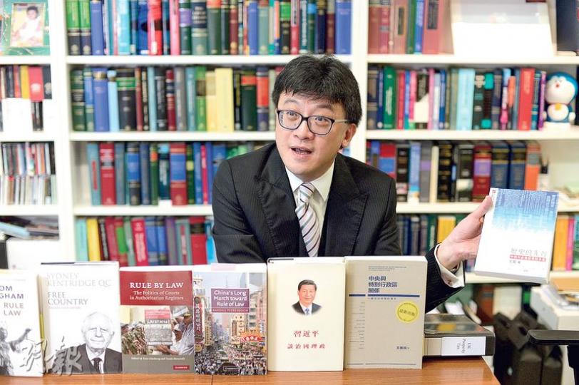 石永泰的大律師辦公室除被法律典籍及上庭的文件夾包圍,亦有各式各樣,以及左中右不同政治立場的書籍,經常「蒲」書店的他,昨日十分雀躍地推介書籍,說應該要了解不同立場的人的想法。(鍾林枝攝) 石永泰的大律師辦公室除被法律典籍及上庭的文件夾包圍,亦有各式各樣,以及左中右不同政治立場的書籍,經常「蒲」書店的他,昨日十分雀躍地推介書籍,說應該要了解不同立場的人的想法。(鍾林枝攝)