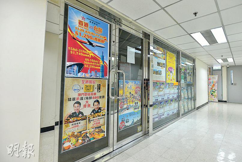 3間中小型旅行社「日亞假期」、「卡娜思旅遊」及「旅遊站有限公司」昨宣告全線結業。本報記者昨到「日亞假期」旺角總店(圖)了解,發現重門深鎖,不見有職員及顧客。(黃志東攝) 3間中小型旅行社「日亞假期」、「卡娜思旅遊」及「旅遊站有限公司」昨宣告全線結業。本報記者昨到「日亞假期」旺角總店(圖)了解,發現重門深鎖,不見有職員及顧客。(黃志東攝)
