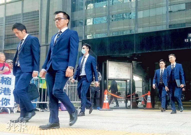 7名被告包括偵緝警員關嘉豪(左起)、偵緝警長白榮斌、偵緝警員陳少丹、高級督察劉卓毅,以及總督察黃祖成等,昨被裁定表面證供成立,7人選擇不出庭自辯。(鄧力行攝) 7名被告包括偵緝警員關嘉豪(左起)、偵緝警長白榮斌、偵緝警員陳少丹、高級督察劉卓毅,以及總督察黃祖成等,昨被裁定表面證供成立,7人選擇不出庭自辯。(鄧力行攝)