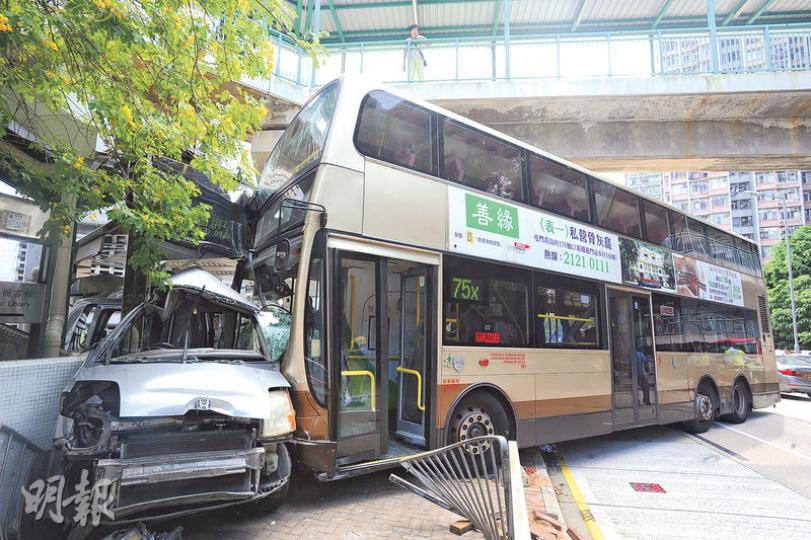 涉事九巴沿聯合道駛至工程地盤前轉線,其間失控將鄰線七人車撞至剷上行人路撼向花槽。七人車夾於九巴與花槽之間,司機及乘客受傷被困,幸未有造成嚴重傷亡。(衛永康攝)意外中,兩車合共7人受傷送院,幸全部僅受輕傷,未有大礙。圖為七人車受傷女乘客由救護車送院。(陳柔雅攝) 涉事九巴沿聯合道駛至工程地盤前轉線,其間失控將鄰線七人車撞至剷上行人路撼向花槽。七人車夾於九巴與花槽之間,司機及乘客受傷被困,幸未有造成嚴重傷亡。(衛永康攝)意外中,兩車合共7人受傷送院,幸全部僅受輕傷,未有大礙。圖為七人車受傷女乘客由救護車送院。(陳柔雅攝)
