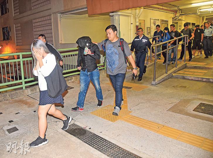 兩名有積怨少女昨凌晨於便利店相遇,各自召來人馬「講數」,其間發生群毆,警員拘捕21男女;圖左一為其中一名涉案被捕少女。(蔡方山攝) 兩名有積怨少女昨凌晨於便利店相遇,各自召來人馬「講數」,其間發生群毆,警員拘捕21男女;圖左一為其中一名涉案被捕少女。(蔡方山攝)