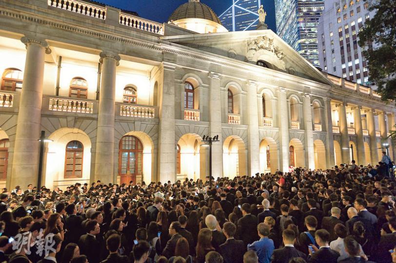 法律界立法會議員郭榮鏗昨發起黑衣靜默遊行,由高等法院步行到終審法院(即舊立法會大樓,圖),眾人在終院大樓象徵司法制度的正義女神像之下,靜默3分鐘,以表達對今次釋法的悲哀。郭榮鏗指遊行人數達破紀錄的逾2000,警方則指最高峰時有1700人。(鄧宗弘攝)昨日遊行者包括至少5名大律師公會前主席、多名大律師和事務律師、法律學者和法律系學生,以及律政司的檢控官。圖為帶領隊伍的法律界立法會議員郭榮鏗(前左一)、資深大律師夏偉志(前左二)、榮譽資深大律師陳文敏(左三)、大律師吳靄儀(左四)、資深大律師李志喜( 法律界立法會議員郭榮鏗昨發起黑衣靜默遊行,由高等法院步行到終審法院(即舊立法會大樓,圖),眾人在終院大樓象徵司法制度的正義女神像之下,靜默3分鐘,以表達對今次釋法的悲哀。郭榮鏗指遊行人數達破紀錄的逾2000,警方則指最高峰時有1700人。(鄧宗弘攝)昨日遊行者包括至少5名大律師公會前主席、多名大律師和事務律師、法律學者和法律系學生,以及律政司的檢控官。圖為帶領隊伍的法律界立法會議員郭榮鏗(前左一)、資深大律師夏偉志(前左二)、榮譽資深大律師陳文敏(左三)、大律師吳靄儀(左四)、資深大律師李志喜(