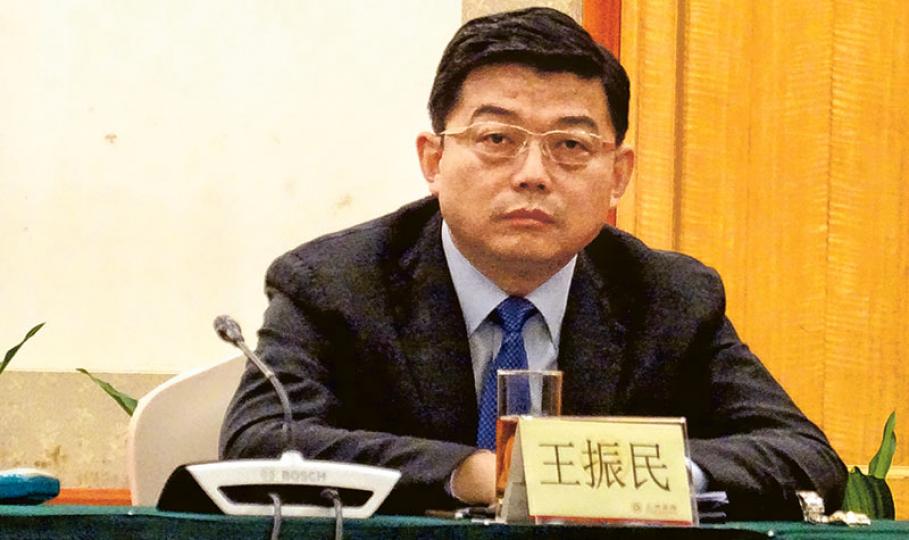 中聯辦法律部長王振民(圖)昨日在深圳就宣誓釋法開腔,形容將宣誓變成表演是羞辱國家,是「不效忠、不擁護」的表現。他其後稱,根據《基本法》第104條,議員要效忠的是國家。(梁智康攝) 中聯辦法律部長王振民(圖)昨日在深圳就宣誓釋法開腔,形容將宣誓變成表演是羞辱國家,是「不效忠、不擁護」的表現。他其後稱,根據《基本法》第104條,議員要效忠的是國家。(梁智康攝)