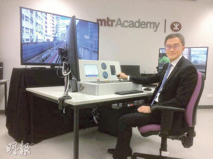 港鐵學院校長張少華表示,期望透過學院培訓更多鐵路專才,而港鐵學院內設有綜合訓練中心,當中設有兩個列車駕駛模擬器,以用作培訓車長。他說,學院初期會先重點做好本地課程及教學設施,中期目標會研究在內地設立學院。(黃俊鋒攝) 港鐵學院校長張少華表示,期望透過學院培訓更多鐵路專才,而港鐵學院內設有綜合訓練中心,當中設有兩個列車駕駛模擬器,以用作培訓車長。他說,學院初期會先重點做好本地課程及教學設施,中期目標會研究在內地設立學院。(黃俊鋒攝)