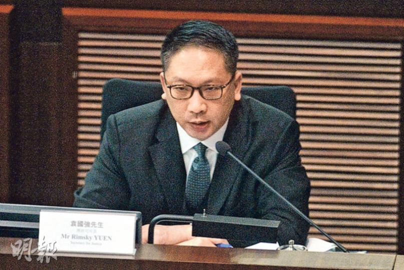 立法會內委會會議上,律政司長袁國強(圖)被問及有無向北京反映因為釋法一事而辭職,袁回應︰「我們一直有同中央反映我們的看法。」公民黨楊岳橋則提議袁「你作為法律人」,應該辭職。(楊柏賢攝) 立法會內委會會議上,律政司長袁國強(圖)被問及有無向北京反映因為釋法一事而辭職,袁回應︰「我們一直有同中央反映我們的看法。」公民黨楊岳橋則提議袁「你作為法律人」,應該辭職。(楊柏賢攝)