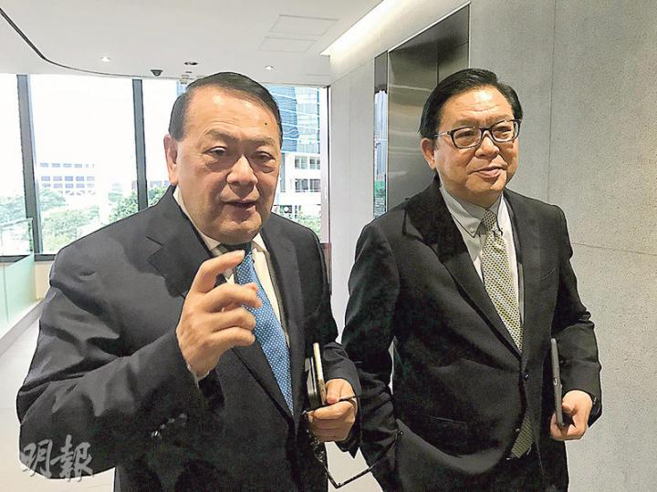 經民聯石禮謙(左)同林健鋒噚日都好關注美國大選結果,林健鋒就贏牙骱,估中特朗普當選。(渠贇攝) 經民聯石禮謙(左)同林健鋒噚日都好關注美國大選結果,林健鋒就贏牙骱,估中特朗普當選。(渠贇攝)