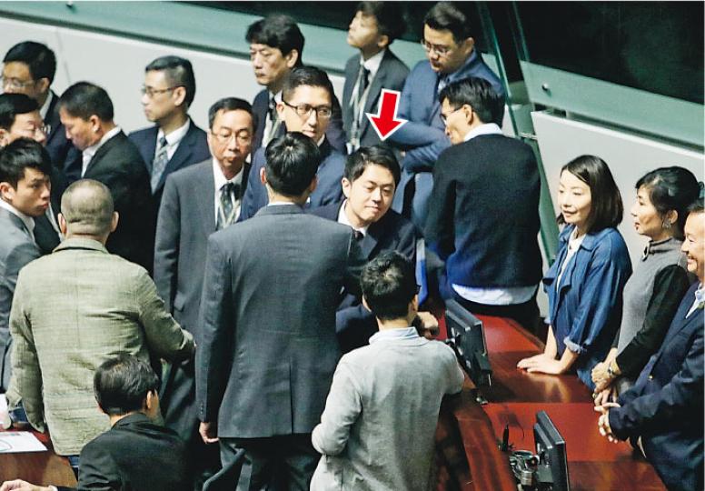 民主黨許智峯(箭嘴示)喺噚日大會突然要求主席梁君彥解釋為何拒絕就釋法休會辯論,未幾被主席趕離場,搞到泛民同保安員對峙,開會不足10分鐘已要暫停會議。(郭慶輝攝)主席梁君彥要驅逐許智峯後,會議暫停,不過會議廳內就無咩火藥味,民建聯主席李慧琼(左)更主動搵民主派了解情况,公民黨陳淑莊(右)就幫對方整理衣領。(郭慶輝攝) 民主黨許智峯(箭嘴示)喺噚日大會突然要求主席梁君彥解釋為何拒絕就釋法休會辯論,未幾被主席趕離場,搞到泛民同保安員對峙,開會不足10分鐘已要暫停會議。(郭慶輝攝)主席梁君彥要驅逐許智峯後,會議暫停,不過會議廳內就無咩火藥味,民建聯主席李慧琼(左)更主動搵民主派了解情况,公民黨陳淑莊(右)就幫對方整理衣領。(郭慶輝攝)