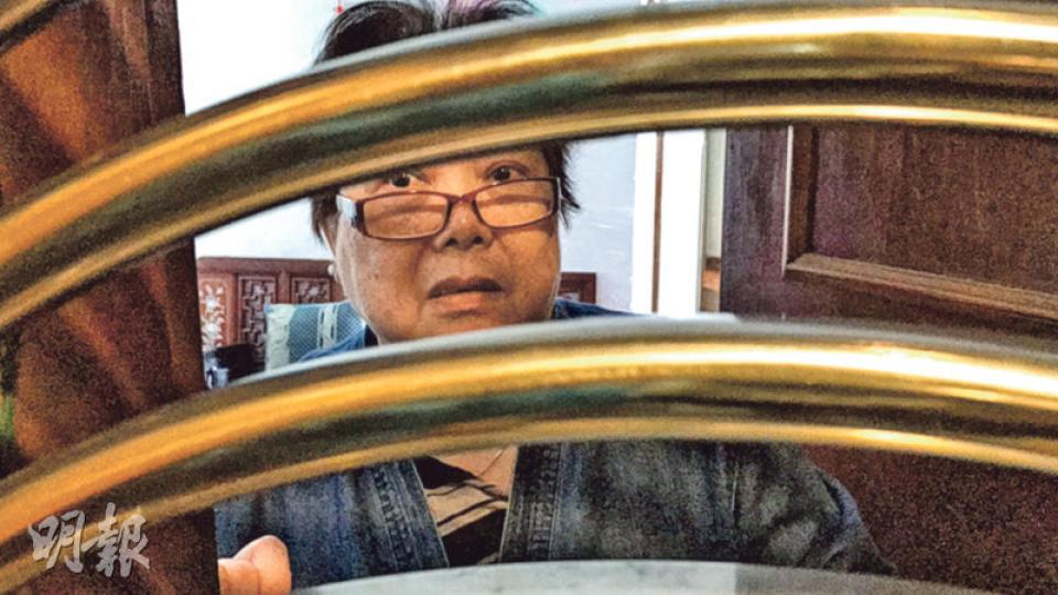 鄰居周太(圖)與死者陳曼儀父母相識多年,命案後同層住戶沒有搬走,更不時主動關心陳的父母,但不敢重提舊事。(林智傑攝) 鄰居周太(圖)與死者陳曼儀父母相識多年,命案後同層住戶沒有搬走,更不時主動關心陳的父母,但不敢重提舊事。(林智傑攝)