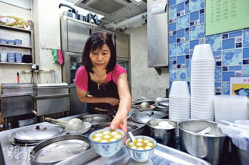 佳佳甜品今年再度入選街頭小吃推介,去年該店首度上榜即嘗「死亡之吻」,遭業主要求加租逾倍,最終遷至鄰近的寧波街繼續經營。(鄧宗弘攝) 佳佳甜品今年再度入選街頭小吃推介,去年該店首度上榜即嘗「死亡之吻」,遭業主要求加租逾倍,最終遷至鄰近的寧波街繼續經營。(鄧宗弘攝)