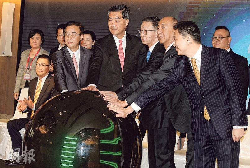 昨日新華社及新華財金社合作、《明報》為香港合作媒體的「聚焦深港通」--內地香港資本市場論壇,行政長官梁振英(前左二) 、港交所總裁李小加均有出席作主題演講。(劉焌陶攝) 昨日新華社及新華財金社合作、《明報》為香港合作媒體的「聚焦深港通」--內地香港資本市場論壇,行政長官梁振英(前左二) 、港交所總裁李小加均有出席作主題演講。(劉焌陶攝)