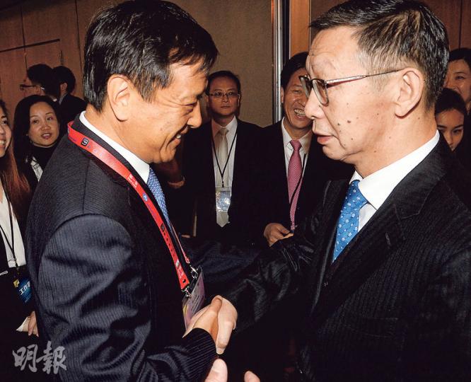 港交所行政總裁李小加(左)昨在論壇遇上中國銀監會前副主席蔡鄂生(右),言談甚歡。李小加在論壇上表示,香港與內地監管層互相信任,合作無間,因而可以互聯互通。相比之下,紐約或者東京交易所的監管機構,就難以與內地監管層形成這種合作。(劉焌陶攝) 港交所行政總裁李小加(左)昨在論壇遇上中國銀監會前副主席蔡鄂生(右),言談甚歡。李小加在論壇上表示,香港與內地監管層互相信任,合作無間,因而可以互聯互通。相比之下,紐約或者東京交易所的監管機構,就難以與內地監管層形成這種合作。(劉焌陶攝)