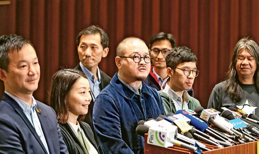 有市民昨就8名民主派議員的宣誓提出司法覆核,包括鄭松泰、陳志全(左起)、劉小麗、姚松炎、邵家臻、朱凱廸、羅冠聰及梁國雄,邵家臻稱,相信法官眼睛仍然獨立,市民眼睛是雪亮的,強調自己是按法例完成宣誓。(郭慶輝攝) 的士司機從業員總會秘書長鄭玉佳表示,不滿有關議員宣誓言行,經過兩日考慮前日決定提出司法覆核,強調沒有人在背後指使自己入稟,行動全屬自發。(林智傑攝) 有市民昨就8名民主派議員的宣誓提出司法覆核,包括鄭松泰、陳志全(左起)、劉小麗、姚松炎、邵家臻、朱凱廸、羅冠聰及梁國雄,邵家臻稱,相信法官眼睛仍然獨立,市民眼睛是雪亮的,強調自己是按法例完成宣誓。(郭慶輝攝) 的士司機從業員總會秘書長鄭玉佳表示,不滿有關議員宣誓言行,經過兩日考慮前日決定提出司法覆核,強調沒有人在背後指使自己入稟,行動全屬自發。(林智傑攝)
