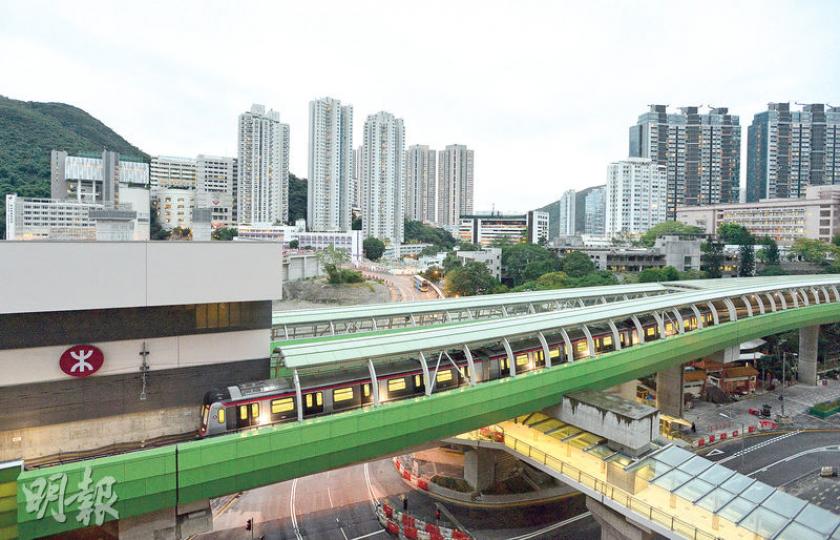 港鐵目前正在南港島線測試無人駕駛列車運作,記者昨日觀察黃竹坑站高架路段,可見正在試車,約每3分鐘一班車。(鄧宗弘攝) 港鐵主席馬時亨(左二)昨在港鐵學院開幕典禮上向傳媒表示,雖然金鐘站仍面對極大的工程挑戰,但有賴工程團隊的努力,南港島線可落實於今年底通車,具體通車日期及票價將於稍後公布。(馮凱鍵攝) 港鐵目前正在南港島線測試無人駕駛列車運作,記者昨日觀察黃竹坑站高架路段,可見正在試車,約每3分鐘一班車。(鄧宗弘攝) 港鐵主席馬時亨(左二)昨在港鐵學院開幕典禮上向傳媒表示,雖然金鐘站仍面對極大的工程挑戰,但有賴工程團隊的努力,南港島線可落實於今年底通車,具體通車日期及票價將於稍後公布。(馮凱鍵攝)