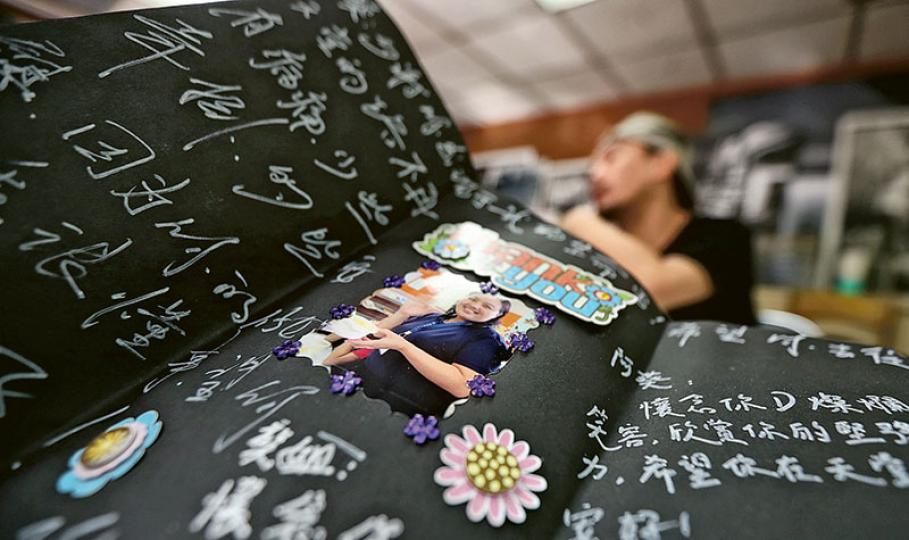 37歲湯女士(卡中照片)因淋巴癌離世,丈夫趙先生(後)質疑九龍中普通科門診醫生及廣華醫院誤診,令其妻子被延誤診治。他說,妻子生前堅強開朗,其喪禮更有不少相熟家長及教師送上心意卡(圖)打氣,並寫上「懷念你D燦爛笑容,欣賞你的堅強毅力」等字句。(李紹昌攝) 37歲湯女士(卡中照片)因淋巴癌離世,丈夫趙先生(後)質疑九龍中普通科門診醫生及廣華醫院誤診,令其妻子被延誤診治。他說,妻子生前堅強開朗,其喪禮更有不少相熟家長及教師送上心意卡(圖)打氣,並寫上「懷念你D燦爛笑容,欣賞你的堅強毅力」等字句。(李紹昌攝)