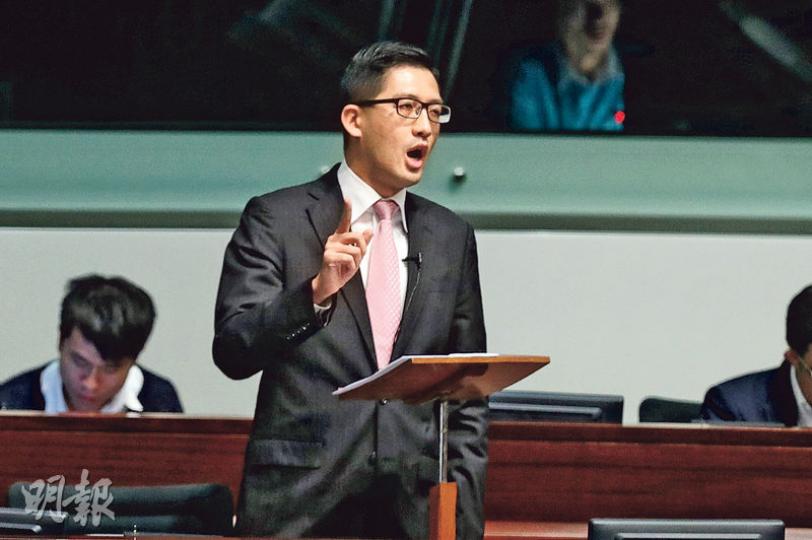 民主黨林卓廷動議以立法會權力及特權法,調查廉署月前高層人事變動,惟議案昨日被否決。林卓廷批評,特首梁振英正就UGL案被廉署調查,故不應參與廉署人事決定。(郭慶輝攝) 無黨派劉小麗昨出席會議但未有投票,意外令地區分組否決引用特權法調查廉署人事問題及梁振英UGL風波的動議,她事後解釋是自己處理投票系統有失誤。(郭慶輝攝) 民主黨林卓廷動議以立法會權力及特權法,調查廉署月前高層人事變動,惟議案昨日被否決。林卓廷批評,特首梁振英正就UGL案被廉署調查,故不應參與廉署人事決定。(郭慶輝攝) 無黨派劉小麗昨出席會議但未有投票,意外令地區分組否決引用特權法調查廉署人事問題及梁振英UGL風波的動議,她事後解釋是自己處理投票系統有失誤。(郭慶輝攝)
