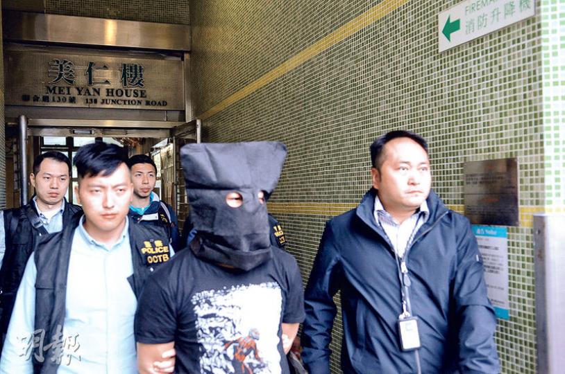 警方昨在黃大仙美東邨美仁樓拘捕24歲男子,懷疑他於旺角大衝突掟磚。(李大煒攝) 警方昨在黃大仙美東邨美仁樓拘捕24歲男子,懷疑他於旺角大衝突掟磚。(李大煒攝)