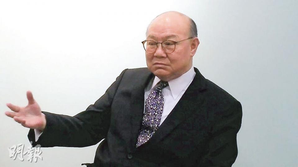 宣布參選特首的退休法官胡國興,昨接受民主黨主席劉慧卿訪問時,首次透露1993年起擁有英國國籍,承認至今未完成放棄英籍的手續,但有信心在報名參選時會辦理妥當。(錢瑋琪攝) 「高教界民主行動」團隊部分成員報名參選高教界選委,包括戴耀廷(左一)、陳健民(左三)、關信基(左四)等。(郭慶輝攝) 宣布參選特首的退休法官胡國興,昨接受民主黨主席劉慧卿訪問時,首次透露1993年起擁有英國國籍,承認至今未完成放棄英籍的手續,但有信心在報名參選時會辦理妥當。(錢瑋琪攝) 「高教界民主行動」團隊部分成員報名參選高教界選委,包括戴耀廷(左一)、陳健民(左三)、關信基(左四)等。(郭慶輝攝)