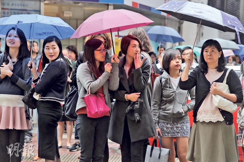 昨日各區氣溫普遍較前日低4至5℃,更有幾陣雨,市民出外多添上外套。(曾憲宗攝) 昨日各區氣溫普遍較前日低4至5℃,更有幾陣雨,市民出外多添上外套。(曾憲宗攝)