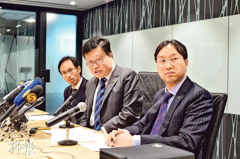 亞視臨時清盤人、德勤中國華南區主管合伙人黎嘉恩(中)表示,亞視債務達30.8億元,「一定是資不抵債」,需債務重組。(鄧宗弘攝) 亞視臨時清盤人、德勤中國華南區主管合伙人黎嘉恩(中)表示,亞視債務達30.8億元,「一定是資不抵債」,需債務重組。(鄧宗弘攝)