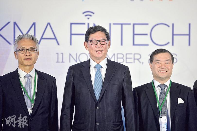 金管局總裁陳德霖(中)相信,未來會陸續有銀行使用「金融科技監管沙盒」,包括研究區塊鏈,自9月推出金融科技監管沙盒後,已有兩家銀行正在使用。圖為陳德霖出席金管局主辦的金融科技日。(鄧宗弘攝) 金管局總裁陳德霖(中)相信,未來會陸續有銀行使用「金融科技監管沙盒」,包括研究區塊鏈,自9月推出金融科技監管沙盒後,已有兩家銀行正在使用。圖為陳德霖出席金管局主辦的金融科技日。(鄧宗弘攝)