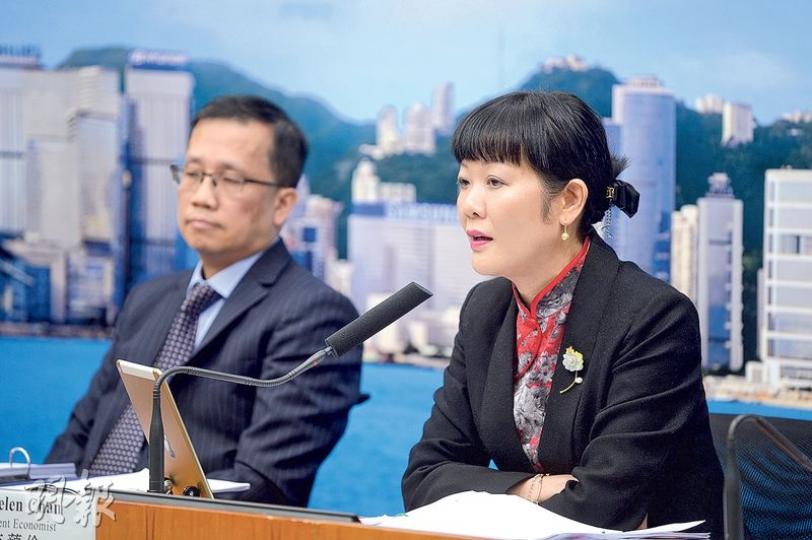 本港上季GDP按年增幅1.9%勝預期,政府同時將全年經濟增長目標修訂至1.5%。圖左起為政府副經濟顧問歐錫熊及政府經濟顧問陳李藹倫。(鍾林枝攝) 本港上季GDP按年增幅1.9%勝預期,政府同時將全年經濟增長目標修訂至1.5%。圖左起為政府副經濟顧問歐錫熊及政府經濟顧問陳李藹倫。(鍾林枝攝)