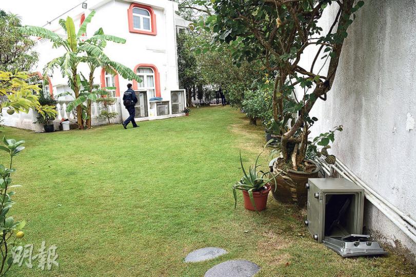 竊賊將夾萬(圖右下)抬到後花園撬開搜掠一空。(蔡方山攝) 遇竊獨立屋後花園的圍牆上架有電網(圖),上面有黃色警告牌,示意電網已通電。(蔡方山攝) 竊賊將夾萬(圖右下)抬到後花園撬開搜掠一空。(蔡方山攝) 遇竊獨立屋後花園的圍牆上架有電網(圖),上面有黃色警告牌,示意電網已通電。(蔡方山攝)