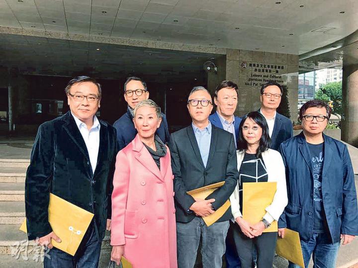8名電影工作者昨共同報名參選選委會演藝界,包括著名導演爾冬陞(前排左一)、張堅庭(後排左一)、莊文強(前排左三)首次出戰。其餘還有施南生(前排左二)、張婉婷(前排右二)、金培達(前排右一)、莊冠男(莊澄,後排右一)、陳欣健(後排右二)。(渠贇攝) 香港漁民團體聯會和香港農業聯合會經協商後,昨派出60名代表,在立法會議員何俊賢陪同下報名參選,但未有表態會否支持梁振英連任。(渠贇攝) 8名電影工作者昨共同報名參選選委會演藝界,包括著名導演爾冬陞(前排左一)、張堅庭(後排左一)、莊文強(前排左三)首次出戰。其餘還有施南生(前排左二)、張婉婷(前排右二)、金培達(前排右一)、莊冠男(莊澄,後排右一)、陳欣健(後排右二)。(渠贇攝) 香港漁民團體聯會和香港農業聯合會經協商後,昨派出60名代表,在立法會議員何俊賢陪同下報名參選,但未有表態會否支持梁振英連任。(渠贇攝)