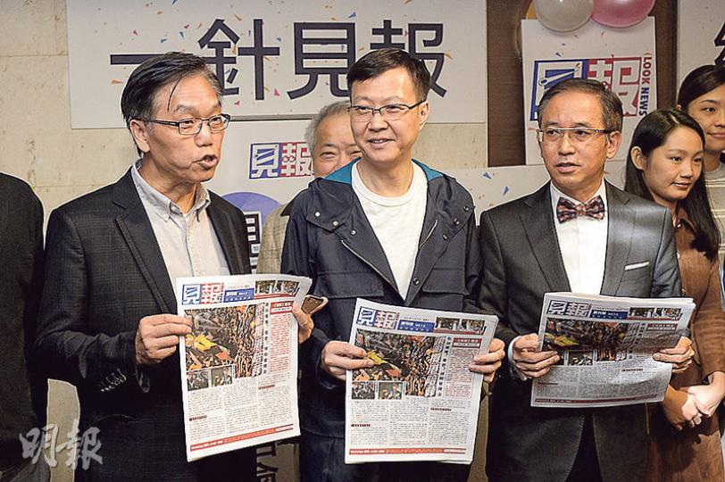 立法會前議員黃成智(左一)強調《見報》資金來自他與兩名合伙人,包括營運總監關德慶(中)及社長黃家賢(右)。而站在關德慶背後、即後排中為《見報》副總編輯潘喜松。(鍾林枝攝) 立法會前議員黃成智(左一)強調《見報》資金來自他與兩名合伙人,包括營運總監關德慶(中)及社長黃家賢(右)。而站在關德慶背後、即後排中為《見報》副總編輯潘喜松。(鍾林枝攝)