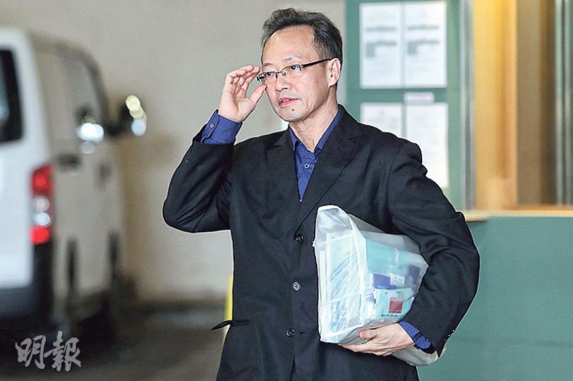 被停職的海事處助理處長蘇平治(圖)獲保釋後離開高等法院,其間沒回應傳媒提問。(曾憲宗攝) 被停職的海事處助理處長蘇平治(圖)獲保釋後離開高等法院,其間沒回應傳媒提問。(曾憲宗攝)