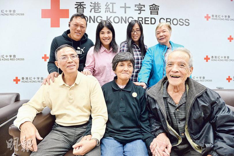 麥先生(前排左一)透過紅十字會尋人服務,9月與失散60多年的七姊(前排中)相聚。麥家找回七姊後,已與七姊一家(前排右一及後排)共度剛過去的中秋節。(楊柏賢攝) 麥先生(左)9月才與失散60多年、素未謀面的七姊(右)相聚,他昨握着七姊的手說﹕「我現在退了休,可以天天找她食飯!」(楊柏賢攝) 麥先生(前排左一)透過紅十字會尋人服務,9月與失散60多年的七姊(前排中)相聚。麥家找回七姊後,已與七姊一家(前排右一及後排)共度剛過去的中秋節。(楊柏賢攝) 麥先生(左)9月才與失散60多年、素未謀面的七姊(右)相聚,他昨握着七姊的手說﹕「我現在退了休,可以天天找她食飯!」(楊柏賢攝)