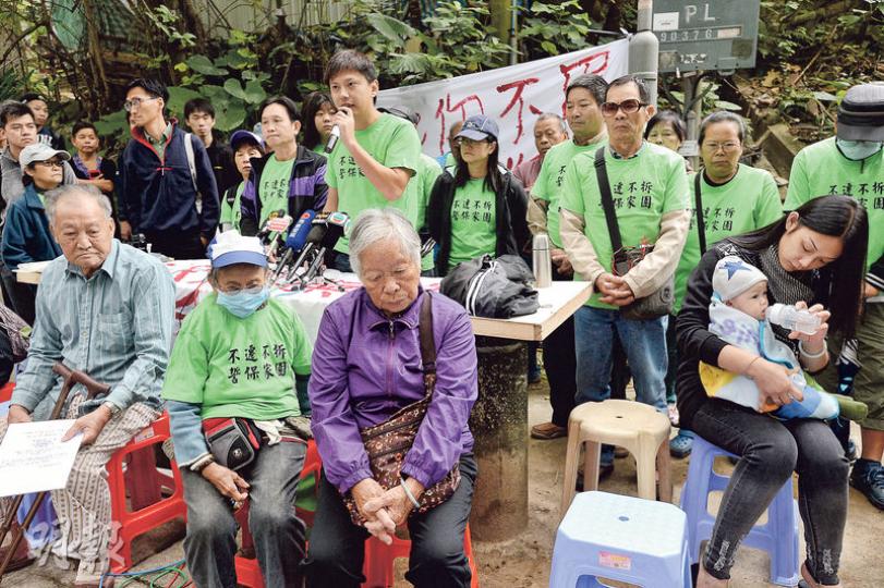 10數名橫州村居民昨晨9時在村口開記者會,批評政府在橫州發展計劃上未有諮詢村民,漠視他們權益。有長者、正在餵奶的母親帶嬰兒亦出席抗議,村民指擔心政府張貼工程公告後,不久就會展開收地。(楊柏賢攝) 政府昨刊憲授權進行元朗橫洲發展計劃的道路工程,土木工程拓展署昨晨7時半已在村口的欄杆上張貼相關公告(圖)。(楊柏賢攝) 10數名橫州村居民昨晨9時在村口開記者會,批評政府在橫州發展計劃上未有諮詢村民,漠視他們權益。有長者、正在餵奶的母親帶嬰兒亦出席抗議,村民指擔心政府張貼工程公告後,不久就會展開收地。(楊柏賢攝) 政府昨刊憲授權進行元朗橫洲發展計劃的道路工程,土木工程拓展署昨晨7時半已在村口的欄杆上張貼相關公告(圖)。(楊柏賢攝)