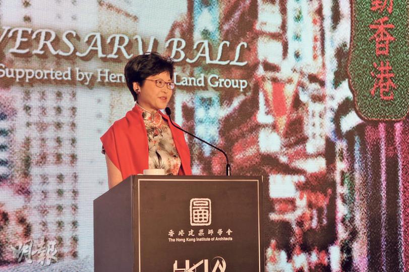 政務司長林鄭月娥昨出席香港建築師學會60周年晚宴,不點名指剛上任的建築、測量、都市規劃及園境界議員姚松炎「極難應付」(extremely difficult to deal with)。(岑詠欣攝)特首梁振英(左)與立法會前主席曾鈺成(右)昨晚出席培僑中學70周年校慶晚宴,在離開時兩人相談甚歡,中聯辦主任張曉明(中)亦在場。曾鈺成昨日較早時間出席港台活動時,反駁基本法委員會譚惠珠批評他當年允許黃毓民兩次宣誓,指若主席沒法律依據讓議員再次宣誓,則更沒法律依據宣布議員因為拒絕宣誓而喪失議員資格。(楊 政務司長林鄭月娥昨出席香港建築師學會60周年晚宴,不點名指剛上任的建築、測量、都市規劃及園境界議員姚松炎「極難應付」(extremely difficult to deal with)。(岑詠欣攝)特首梁振英(左)與立法會前主席曾鈺成(右)昨晚出席培僑中學70周年校慶晚宴,在離開時兩人相談甚歡,中聯辦主任張曉明(中)亦在場。曾鈺成昨日較早時間出席港台活動時,反駁基本法委員會譚惠珠批評他當年允許黃毓民兩次宣誓,指若主席沒法律依據讓議員再次宣誓,則更沒法律依據宣布議員因為拒絕宣誓而喪失議員資格。(楊