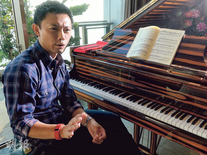 朱俊熹(Philip,圖)本是指揮家及男高音,他從澳洲回流返港後,眼見香港年輕音樂家苦無出路,斥資6位數字打造音樂平台,免費為年輕音樂家安排演出機會。(劉焌陶攝) 朱俊熹(Philip,圖)本是指揮家及男高音,他從澳洲回流返港後,眼見香港年輕音樂家苦無出路,斥資6位數字打造音樂平台,免費為年輕音樂家安排演出機會。(劉焌陶攝)