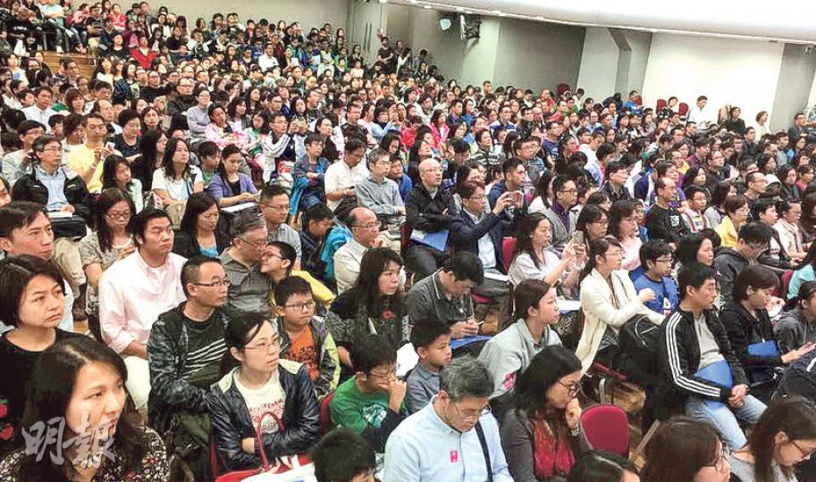 逾千家長及學生昨「逼爆」聖保羅男女中學禮堂,出席中一入學簡介會。(劉焌陶攝) 逾千家長及學生昨「逼爆」聖保羅男女中學禮堂,出席中一入學簡介會。(劉焌陶攝)