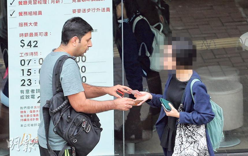 記者早前佯裝顧客以八八折購入兩張面值100元的惠康食物券。網上賣家派出聲稱為其巴基斯坦裔丈夫的男子到場交收,他其後邀請記者一同前往附近超市購物,記者發現他亦以食物券購買雞蛋、麵包及水果自用。(明報記者攝) 記者早前佯裝顧客以八八折購入兩張面值100元的惠康食物券。網上賣家派出聲稱為其巴基斯坦裔丈夫的男子到場交收,他其後邀請記者一同前往附近超市購物,記者發現他亦以食物券購買雞蛋、麵包及水果自用。(明報記者攝)