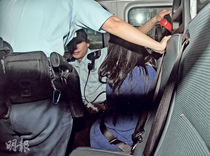 怒持菜刀追斬男友及劈擋路電單車中年婦,涉嫌藏有攻擊性武器及刑事毁壞罪名,被捕扣查。(蔡方山攝)案發後,警員趕至封鎖現場,遭菜刀劈碎擋風玻璃電單車則停泊馬路中等候調查。(蔡方山攝)案件中,涉案中年婦一度向「阻頭阻勢」的電單車司機飛擲菜刀(圖),幸未有傷人。(蔡方山攝)身形魁梧的電單車司機向記者講述案發經過,表示最初見對方手持菜刀「也感到害怕」。(蔡方山攝) 怒持菜刀追斬男友及劈擋路電單車中年婦,涉嫌藏有攻擊性武器及刑事毁壞罪名,被捕扣查。(蔡方山攝)案發後,警員趕至封鎖現場,遭菜刀劈碎擋風玻璃電單車則停泊馬路中等候調查。(蔡方山攝)案件中,涉案中年婦一度向「阻頭阻勢」的電單車司機飛擲菜刀(圖),幸未有傷人。(蔡方山攝)身形魁梧的電單車司機向記者講述案發經過,表示最初見對方手持菜刀「也感到害怕」。(蔡方山攝)