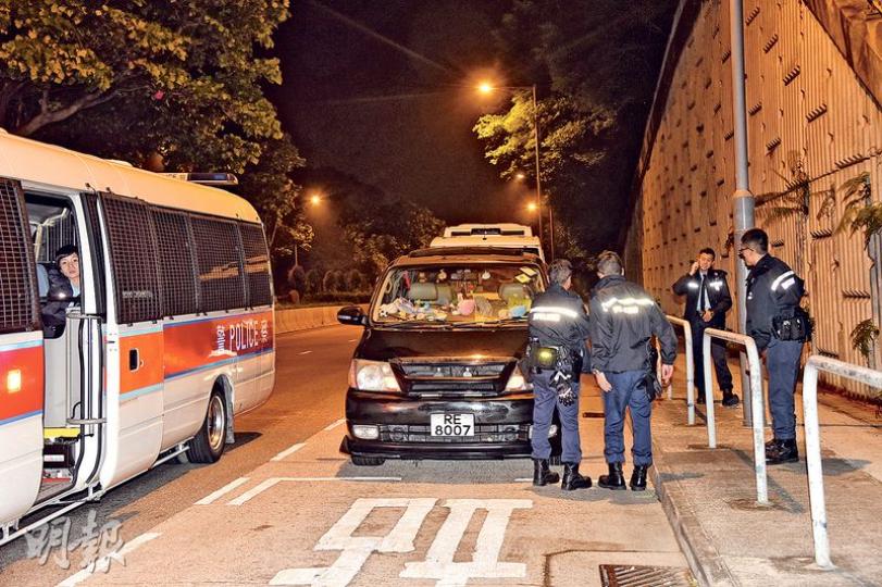 警方在八鄉錦田公路破獲毒品案中,發現涉案七人車行車證已過期,調查證實藏毒司機未得車主同意擅自駕走七人車,司機涉嫌四宗罪被捕帶署扣查。(蔡方山攝) 警方在八鄉錦田公路破獲毒品案中,發現涉案七人車行車證已過期,調查證實藏毒司機未得車主同意擅自駕走七人車,司機涉嫌四宗罪被捕帶署扣查。(蔡方山攝)