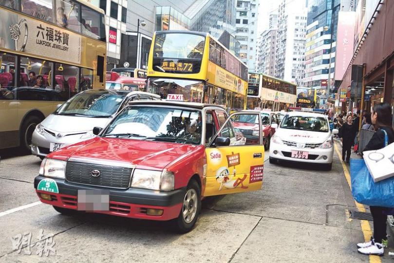 銅鑼灣崇光百貨(SOGO)對開的馬路劃有單黃線,每日早上7時至晚上7時期間車輛不准停泊。意外後,昨午5時許雖有一輛無警員在內的警車泊在路旁,仍有的士在該處切線及違規上落客。(許芳文攝) 銅鑼灣崇光百貨(SOGO)對開的馬路劃有單黃線,每日早上7時至晚上7時期間車輛不准停泊。意外後,昨午5時許雖有一輛無警員在內的警車泊在路旁,仍有的士在該處切線及違規上落客。(許芳文攝)