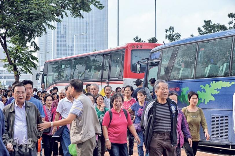 有政黨及同鄉會等團體昨安排多輛大型旅遊巴接載市民參與集會,有負責人稱接送服務只為方便市民,強調集會者自發參與。(馮凱鍵攝) 有政黨及同鄉會等團體昨安排多輛大型旅遊巴接載市民參與集會,有負責人稱接送服務只為方便市民,強調集會者自發參與。(馮凱鍵攝)