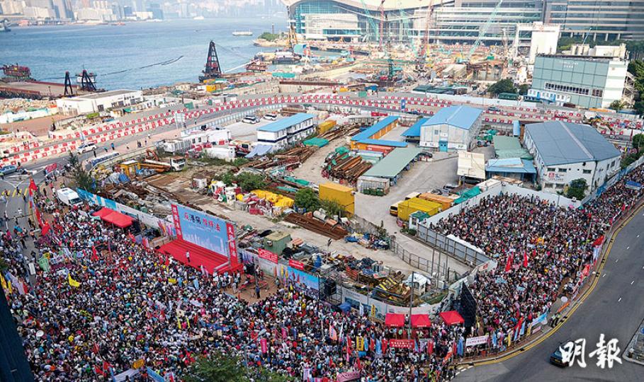 「反港獨、撐釋法」大聯盟昨在金鐘立法會外舉行大型集會,支持人大就宣誓風波釋法,集會者站滿龍匯道行人路(右)和立法會道馬路(左),立法會示威區和添馬公園亦人頭湧湧(圖左方未能顯示位置);大會指部分市民限於警方安排,未能到達集會場地,否則出席人數將更多。(蘇智鑫攝)多個建制政黨和社團代表出席支持釋法集會,全國政協常委戴德豐(前排左一)及洪祖杭(左二)、基本法委員會委員譚惠珠(前中)和香港專業人士協會會長陳建強(右一)等,亦有在台上發言。(曾憲宗攝)大會主持人昨呼籲台下出席者倒豎拇指,以示不滿青政梁頌 「反港獨、撐釋法」大聯盟昨在金鐘立法會外舉行大型集會,支持人大就宣誓風波釋法,集會者站滿龍匯道行人路(右)和立法會道馬路(左),立法會示威區和添馬公園亦人頭湧湧(圖左方未能顯示位置);大會指部分市民限於警方安排,未能到達集會場地,否則出席人數將更多。(蘇智鑫攝)多個建制政黨和社團代表出席支持釋法集會,全國政協常委戴德豐(前排左一)及洪祖杭(左二)、基本法委員會委員譚惠珠(前中)和香港專業人士協會會長陳建強(右一)等,亦有在台上發言。(曾憲宗攝)大會主持人昨呼籲台下出席者倒豎拇指,以示不滿青政梁頌